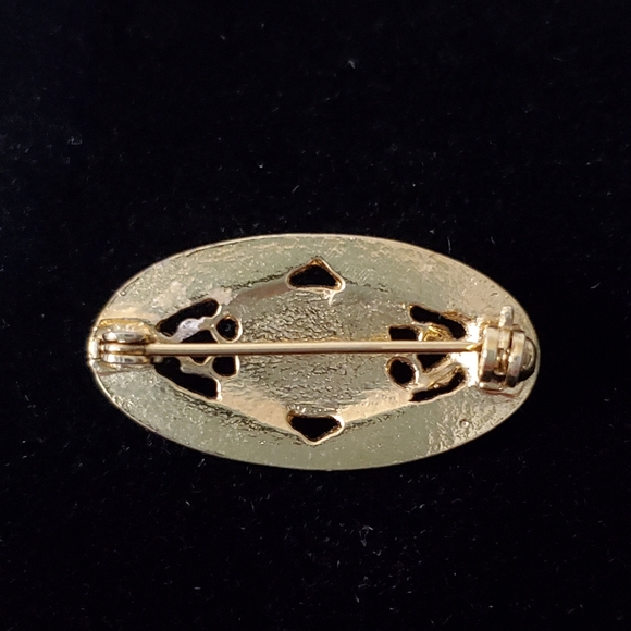 Oval Gold Tone Filigree Faux Pearl Brooch Pin - Picture 6 of 8